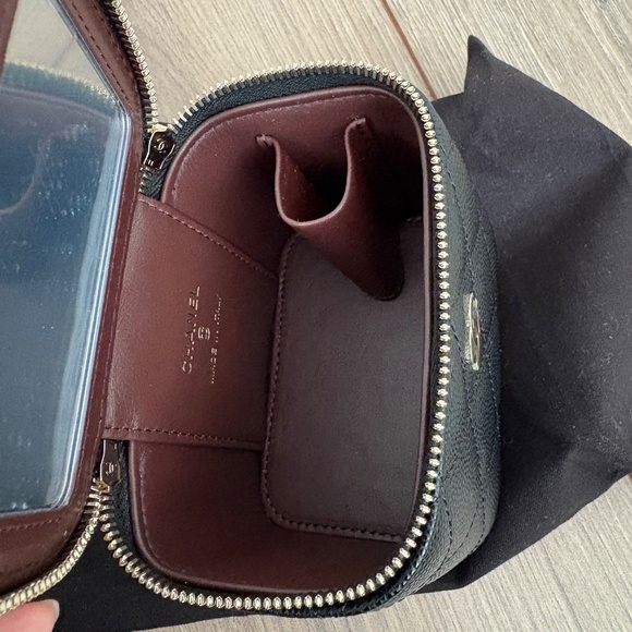 Authentic chanel mini caviar vanity - Picture 5 of 6